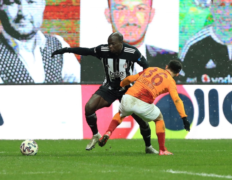 <p>Belhanda oynadı mı, oynamadı mı belli değil. Daha yeni hat-trick yapmış bir oyuncu. Nasıl güveneceksin? Taylan'a çok yük bindi, düşüşü hissediliyor. Feghouli kayboldu, Falcao yok. İki Emre geriye gitti, hoca ikisinden en az birini kazanmalı. Kesin kazanılması gereken oyuncu da Babel. Fatih Terim'in oyuncu değişikliği yapması lazım.</p>