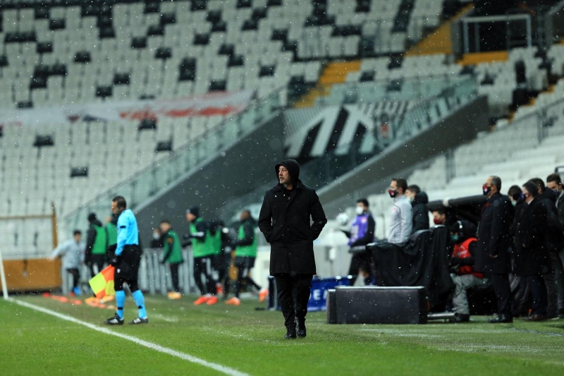 <p>Ben kısa bekleri sevmem ama Rıdvan'ın öyle artıları var ki... Bir pozisyonda Oğulcan net faul yaptı, kalktı, tekrar aldı, hafif faul yaptı Oğulcan. İtirazda haklı, devamlılığı, bu yaşa rağmen sakinliği önemli.</p>