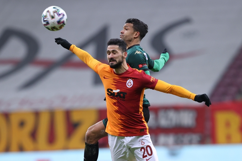 <p>Eksik oldu�unu vurgulayan deneyimli hoca, 'Eksikliklerden bahsetmedik. Hi�bir zaman eksiklerden bahsetmedim. �ng�r�lemeyen sakatl�klar� belirttim. Hi�bir zaman eksik de�iliz. Bir�ok �eyle bo�u�an Denizlispor'un farkl� ma�lubiyeti, �ok da teknik analiz yapacak de�ilim. .</p>