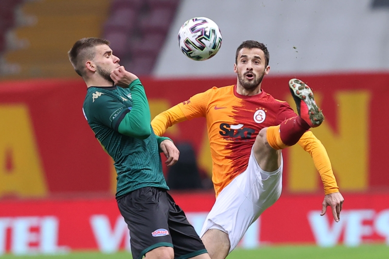 <p>Arda'n�n ona �nemli bir jest yaparak tak�m kaptanl��� band�n�, arkada�lar�n�n i�inde vermesi. Arda da bizim i�in �nemli bir oyuncu. .</p>