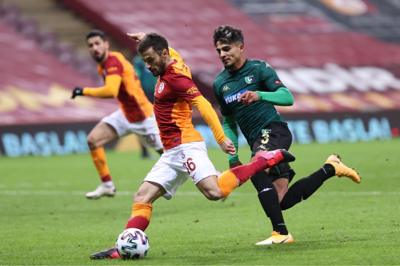 <p>Hi� olmazsa onun golle beraber moral bulaca��n� d���n�yorum. Kazanma ad�na b�y�k bir ad�m att��� inanc�n� ta��yorum. Ona �ok sevindim. Burada, Ali Sami Yen'de 500. gol� att�k, buna sevindim. Hen�z �ok var daha ligde neredeyse 20 ma�tan fazla var. Galatasaray �artlar ne olursa olsun yukar�lar� sever. Oralara bakar.' mesaj�n� yollad�..</p>