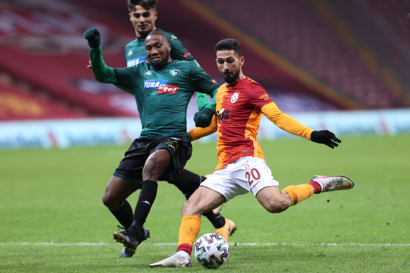 <p>Daha farkl� da kazanabileceklerini s�yleyen tecr�beli antren�r, '�ok daha farkl� olabilirdi. Bir�ok ba�ar�l� h�cum aksiyonumuz var. Ortada ve ���nc� alanda �ok iyi i�ler yapt�k. Hi� de gere�i yokken bize h�cumdayken acele kullanmam�z�n manas� yokken gol yedik. Alt�ndan kalkt�lar.' diye konu�tu..</p>