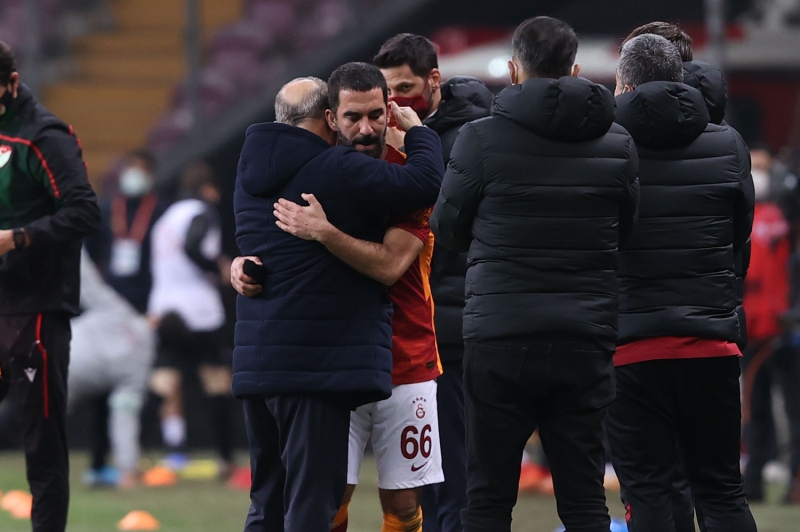 <p>Gerek saha i�inde, gerek saha d���nda. Hakikaten m�thi� bir Arda izliyorum. �ok da seviniyorum. Yani, Galatasaray kendi evlad�n� kazan�rken sadece futbolcu olarak kazanmad�..</p>