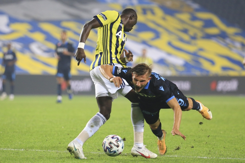 <p>Daha nce Sper Lig'de Alanyaspor'da top koturan Papiss Cisse, Premier Lig'de Newcastle United formas ile adndan sz ettirmeyi baarmt. </p><p><br></p><p>Takvim</p>