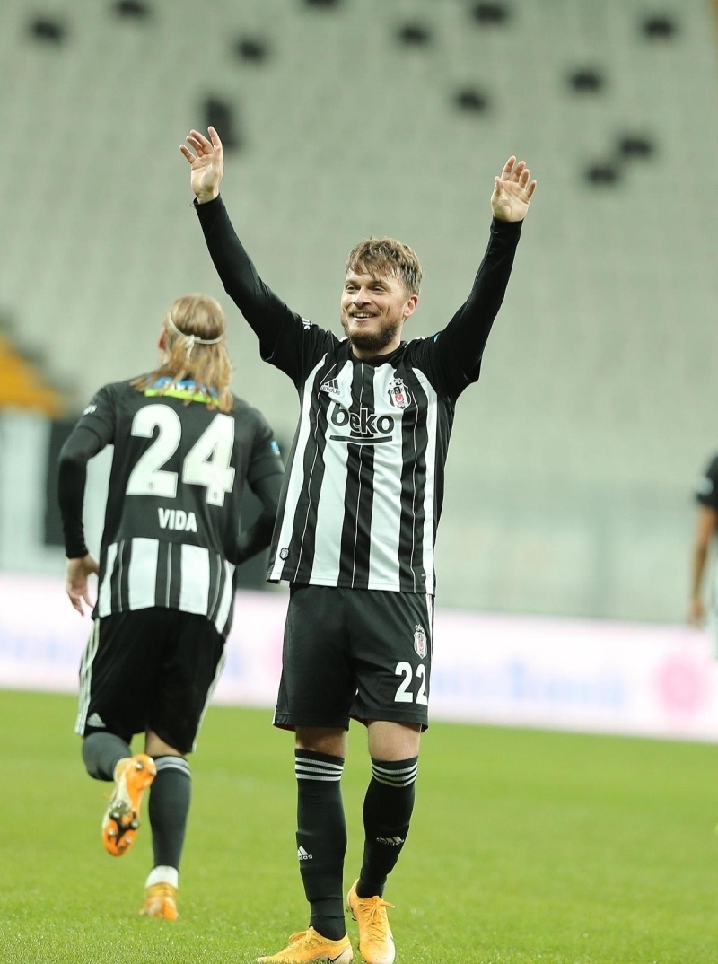 <p><b>İKİ YENİ TRANSFER</b><br></p><p>Adem Ljajic ve Gökhan Töre iki yeni transfer olarak aramıza döndü. Üçüncü transferi de yapabilirsek iyi olur.' diye konuştu.</p>