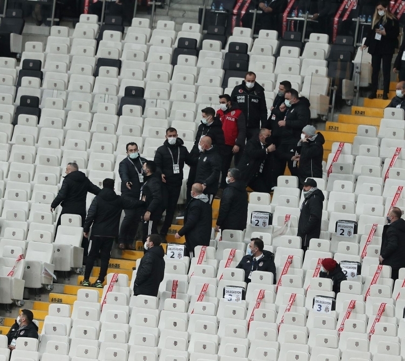 <p>Bazı değişimler düşünüyorum ama Türk futbolu ve camiamız sıkıntılı günlerden geçiyor.</p>