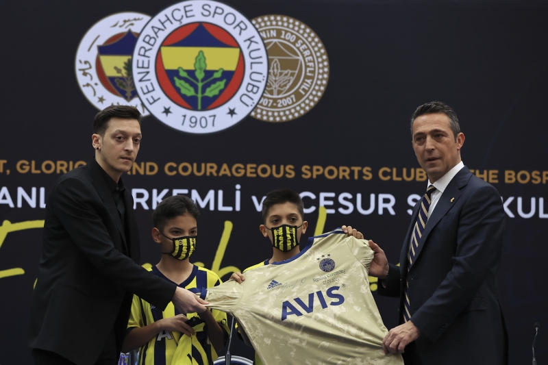 <p>Mesut Özil için düzenlenen imza töreninden notlar paylaşan Sky Sport, 'Mesut, bir daha asla Almanya Milli Takımı'nda ve Bundesliga'da oynamayacağını açıkladı. Özil'in imza töreninde salon tıklım tıklımdı. Fenerbahçe'nin YouTube kanalından yaptığı yayında coşkulu taraftarların yorumları hızla arttı. Etkinliği yaklaşık 200 bin seyirci sosyal medyadan takip etti. Türkiye'de süperstar hakkındaki heyecan çok büyük' dedi.</p>