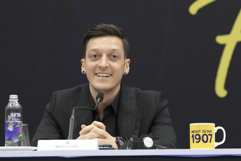 <p><b>SKY SPORT: TÜRKİYE'DE SÜPERSTAR HAKKINDAKİ HEYECAN ÇOK BÜYÜK</b></p><p><br></p><p>Sky Sport da, <b>'Türkiye'de süperstar hakkındaki heyecan çok büyük' </b>ifadelerini kullanırken, yıldız oyuncunun, <b>'Almanya Milli Takımı'na başarılar diliyorum ama bir daha asla oynamam'</b> sözlerine yer verdi.</p>