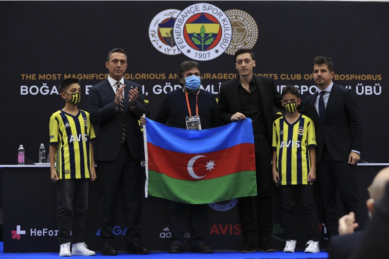 <p><b>FRANKFURTER ALGEMAİNE: MESUT'UN YANITI ALKIŞLANDI</b></p><p><br></p><p>Almanya'nın en etkili gazetelerinden Frankfurter Algemeine ise, Mesut Özil'in, Almanya Milli Takımı ve Bundesliga'ya tekrar dönmeyeceği açıklamasının alkışlarla karşılandığının altını çizdi. Gazete ayrıca, Fenerbahçe Başkanı Ali Koç'un Mesut Özil kendisinin kim olduğunu dünyaya tekrar kanıtlayacağı ifadelerine yer verdi. Ayrıca gazete, Özil'in Azerbaycanlı kardeşlerine de teşekkür ettiğini belirtti.</p>