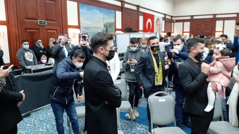 <p>Almanya basını, Mesut'un imzasına geniş yer ayırdı. </p>
