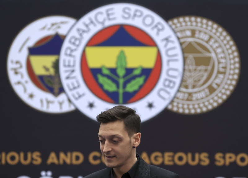 <p><b>DAILY MAIL: ÖZİL, FENERBAHÇE İLE BAŞARILAR KAZANMAK İSTİYOR</b></p><p><br></p><p>Bir diğer İngiliz gazetesi Daily Mail de, <b>'Özil, Fenerbahçe ile başarılar kazanmak istiyor'</b> başlığını kullandığı haberinde, Mesut Özil'in görkemli bir törenle Fenerbahçe'ye imza attığı vurgulandı.</p>