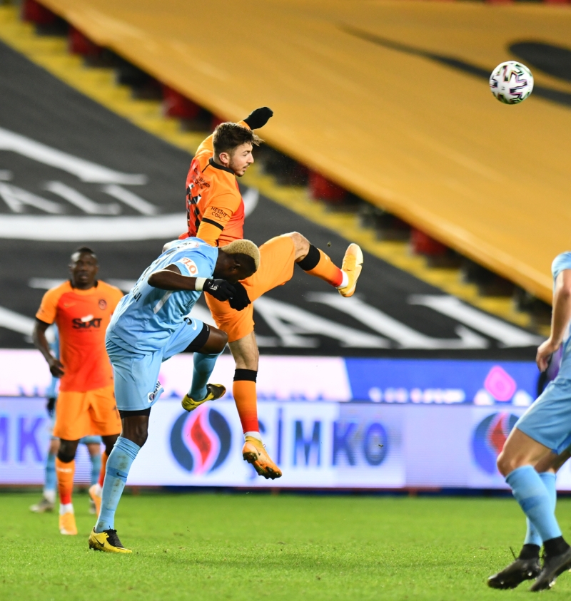 <p>Onyekuru'yu hepimiz biliyoruz. Belki Avrupa'ya gittiği zaman pek sesi çıkmıyor ama bizdeyken gereğini yapıyor.</p>