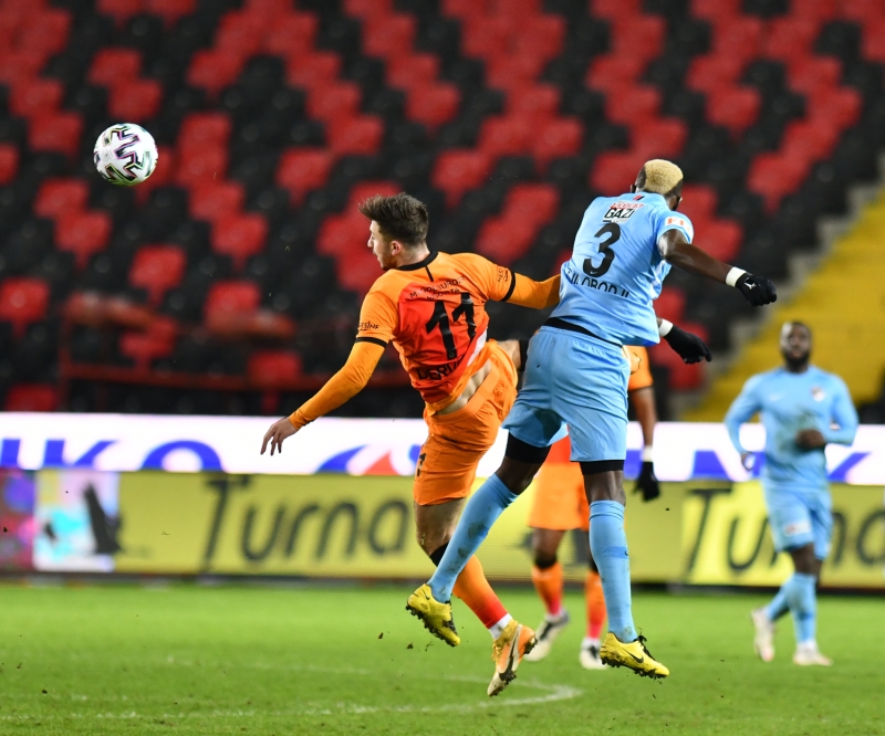 <p>Transferde Galatasaray gibi davranmalıyız. Bir şeyler olmalı... Bazen para ya da ilişkiler her şey değil. </p>