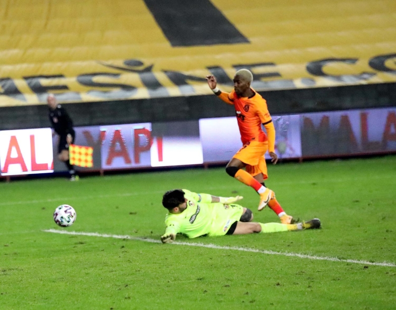 <p>Hangi fedakarlık gerekiyorsa yapmalıyız. Burada da koca Galatasaray geri çekilmemelidir. </p>