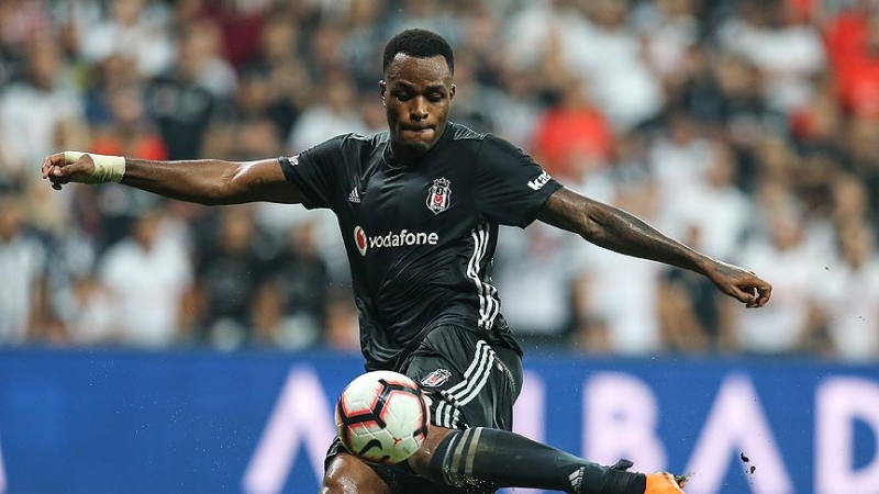 <p>Toplamda 93 milyon TL’yi bulan teklife rağmen Beşiktaş, Süper Lig’de şampiyonluk mücadelesi vermeleri sebebiyle kadrosunu bozmama kararı aldı ve teklifi reddetti. </p>