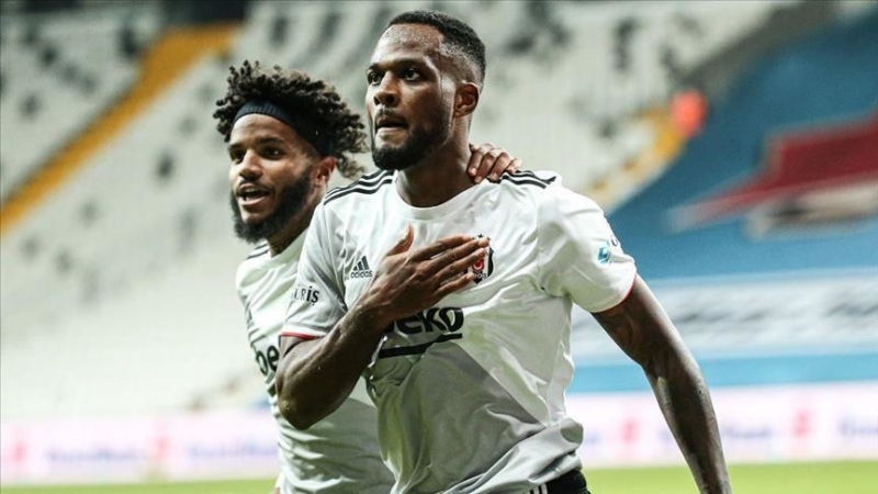 <p>Bu gelişme sonrası Larin konusunda istediğini alamayan West Bromwich, Galatasaray’dan Mbaye Diagne’yi kiralık olarak kadrosuna kattı.</p><p><br></p><p>Fanatik</p>