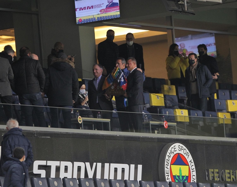 <p>Sürekli kartlar bana çıkıyor. Fenerbahçe maçında Cüneyt Çakır beni uyardı.</p>