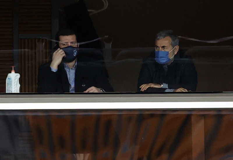 <p><b>'İRFAN CAN GİDERSE...'</b></p><p><br></p><p>Başarılı hocanın, <b>'Bu konuda sizin vereceğiniz karara tamamen saygılıyım. İrfan Can giderse çaresine bakarız. Takımda kalırsa da en yüksek faydayı almaya çalışırız'</b> dediği öğrenildi.</p>