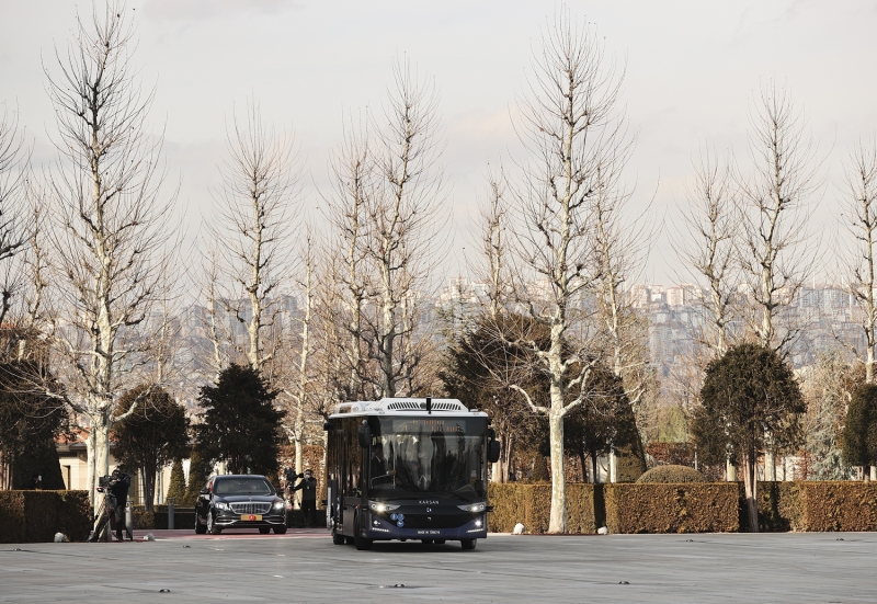 <p>'Karsan ve Adastec'in ortak çalışmaları ile geliştirilen Seviye 4 Otonom Atak Electric, gücünü BMW tarafından geliştirilen 220 kWh kapasiteli bataryalardan alan ve 230 kW güce ulaşarak 2500 Nm tork üreten Atak Electric üzerinde geliştirildi. Sahip olduğu 8,3 metrelik boyutları, 52 kişinin üzerinde yolcu kapasitesi ve 300 kilometrelik (km) menzili ile Otonom Atak Electric'in otonom araç pazarının bir oyuncusu olması düşünülmektedir.'</p>