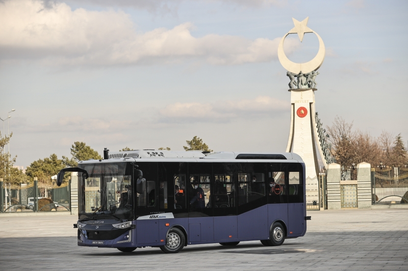 <p>Sanayi ve Teknoloji Bakanı Mustafa Varank, Twitter hesabından, Cumhurbaşkanlığı Külliyesi'nde Erdoğan'ın da katıldığı programla tanıtılan dünyanın ilk seri üretim 4. seviye sürücüsüz elektrikli otobüsüne ilişkin paylaşımda bulundu.</p>