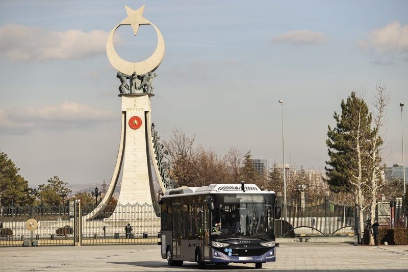 <p>Bakan Varank paylaşımında, 'Cumhurbaşkanımızın tanıttığı bu araç bir test aracı değil. Ön gösterim aracı da değil. Seri üretim hattından çıkarak satışı gerçekleşen, Türk mühendisleri tarafından geliştirilen dünyanın ilk seri üretim 4. seviye sürücüsüz elektrikli otobüsü.' ifadelerine yer verdi.</p>