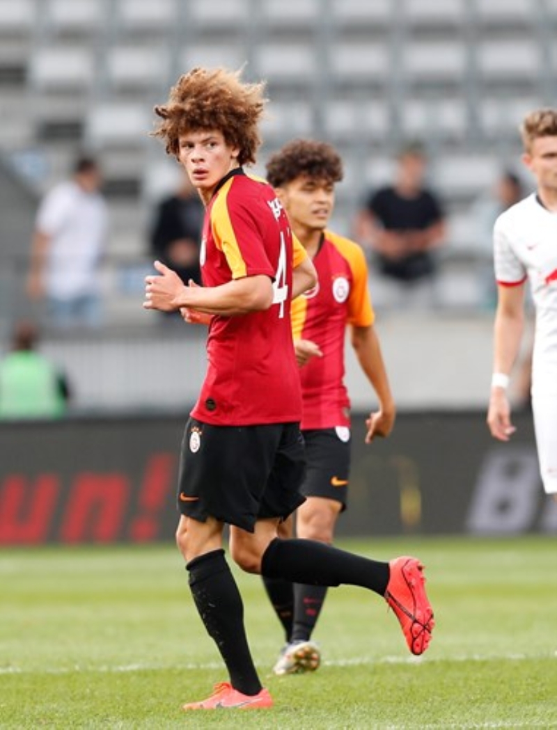 <p><b>EYPSPOR’DAN AIKLAMA</b><br></p><p><br></p><p>Eypspor Asbakan Fatih Kulaksz, sosyal medyadaki tepkiler zerine Twitter hesabndan unlar yazd:</p>