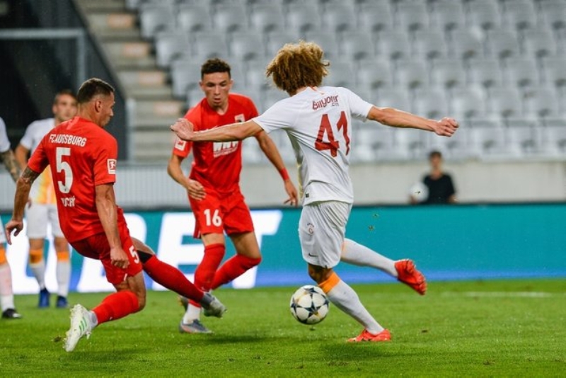 <p><b>SOSYAL MEDYA KARITI</b><br></p><p><br></p><p>Sz konusu transfer sosyal medyada gndem oldu. </p>