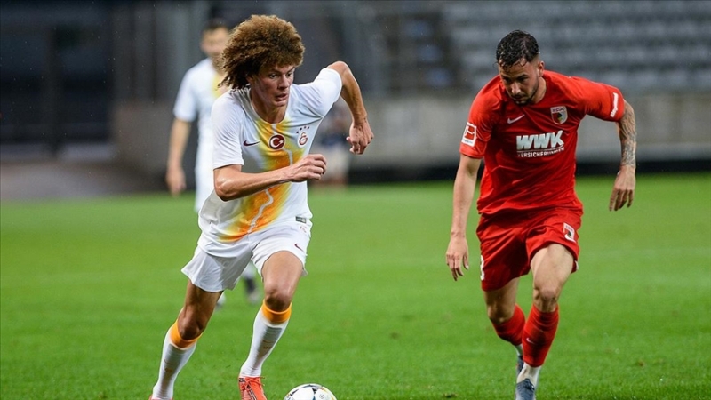 <p>Sar-krmzl kulpten yaplan aklamada, <b>“Profesyonel futbolcumuz Erencan Yardmc'nn transferi konusunda Eypspor Kulb Dernei ile anlamaya varlmtr. Yaplan anlamaya gre Eypspor Kulb Dernei, irketimize net 4.200.000 lira transfer bedeli deyecektir.”</b> denildi.<br></p>