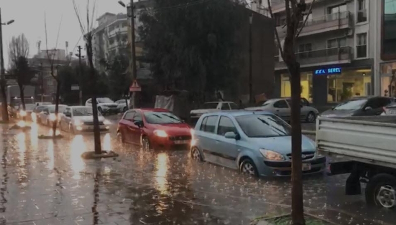 <p>Trafikte yaşanan tıkanıklık sonucu çok sayıda araç uzun süre bekledi. Sel, park halindeki bazı araçları sürükledi. Belediye ekipleri taşan dereye iş makinalarıyla müdahale etti. Ziya Gökalp Caddesi'ndeki su baskını nedeniyle araçlar ilerlemekte zorlandı.</p>