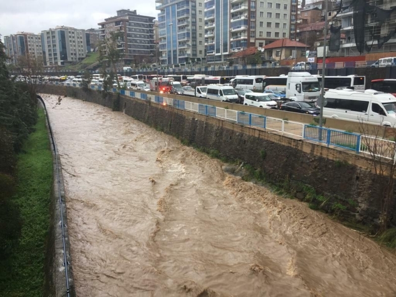 <p>İzmir Afet ve Acil Durum Müdürü Kartal Muhci, AA muhabirine, İzmir'deki sağanak nedeniyle gece saatlerinden itibaren ekiplerin çalışmalarını sürdürdüğünü söyledi.</p>