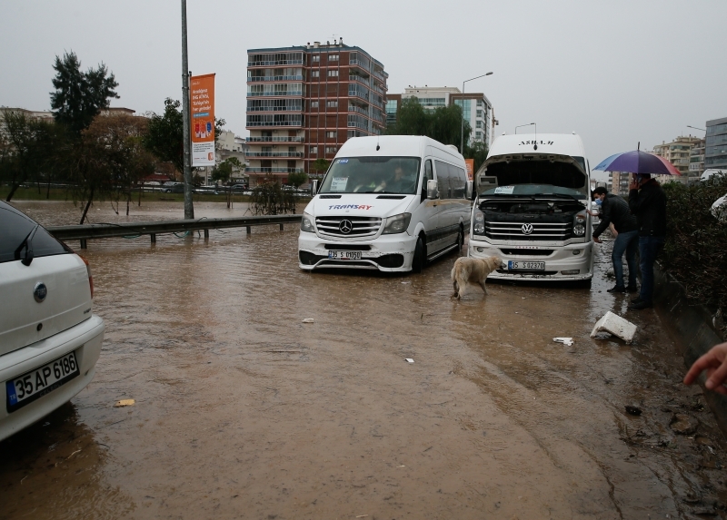 <p>Alsancak ve 1. Kordon'da su baskınları yaşandı, bazı iş yerleri ve evler sular altında kaldı. Trafik durma noktasına geldi. Sokağa çıkan vatandaşlar biriken suyun içine girerek yürümek zorunda kaldı.</p>