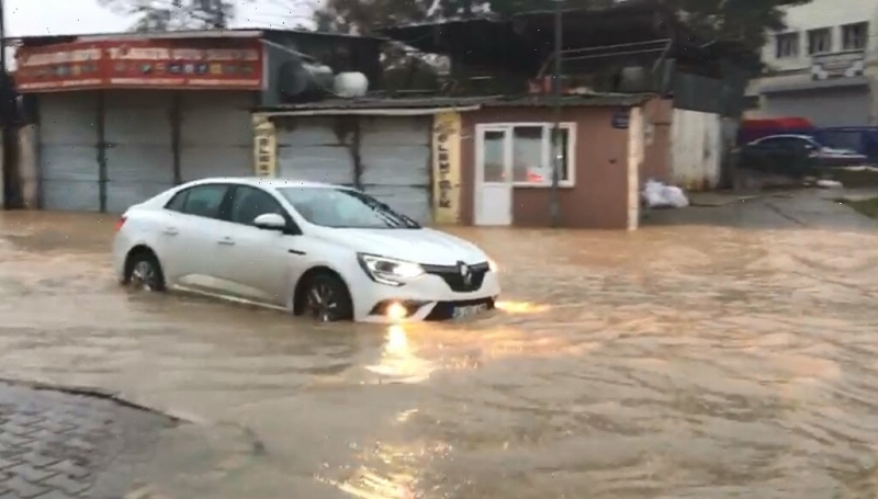 <p>Kent içi ulaşımda önemli noktalar arasında yer alan, aynı zamanda İzmir-Çanakkale kara yolu da olan Anadolu Caddesi'nde yolun su dolması nedeniyle trafik akışı durma noktasına geldi. Yol çevresindeki alanlara park edilmiş araçlar sular içinde kaldı. </p>