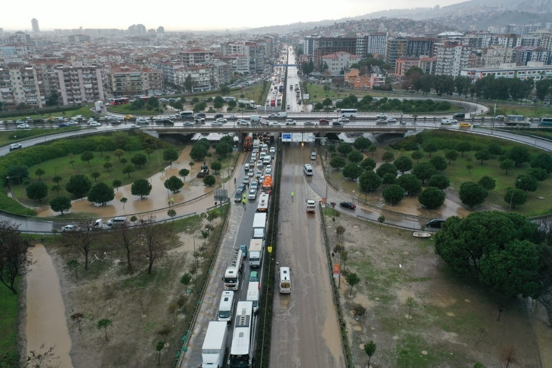 <p>Bornova ilçesinde bazı sokakları sel bastı. Araçlar sel suyu içinde kaldı.</p>