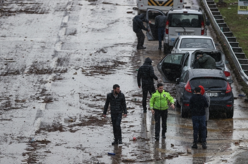 <p>Güzelyalı ve Mithatpaşa caddelerinde çok sayıda ev ve iş yerinde su baskını meydana geldi. Buralarda da yollar sel suyuyla doldu.</p>