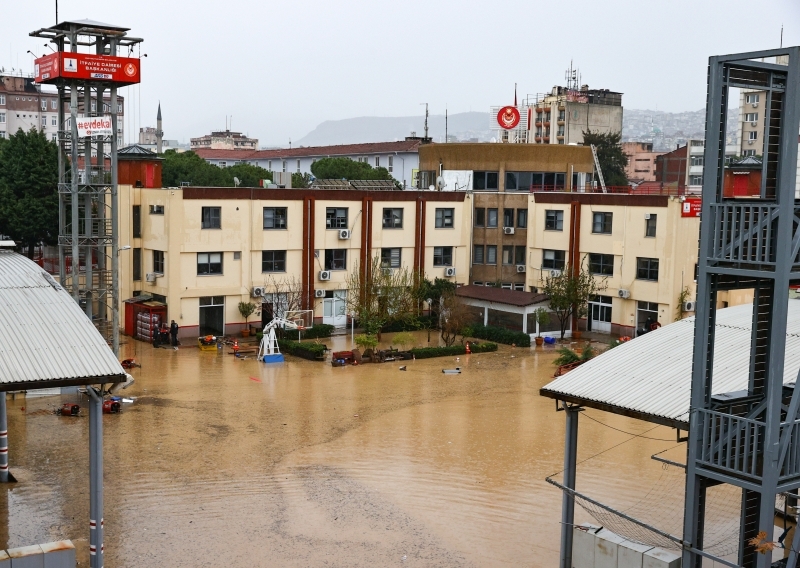 <p>Karaburun ilçesinde bazı evleri su bastı.</p>