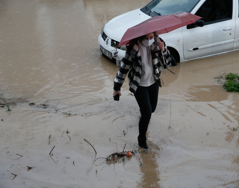 <p><b>'Mecbur olmayan vatandaşlar sokağa çıkmasınlar'</b></p><p><b><br></b></p><p>İzmir Valisi Yavuz Selim Köşger sosyal medya hesabındaki paylaşımında İzmir'e sekiz saatte şubat ayı ortalamasının üzerinde yağış düştüğünü belirtti.</p>