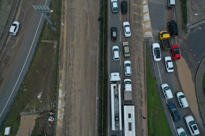 <p>İzmir Valisi Yavuz Selim Köşger, kent genelindeki kuvvetli yağış nedeniyle kamu çalışanlarına verilen yarım gün iznin tüm güne uzatıldığını belirtti.</p>
