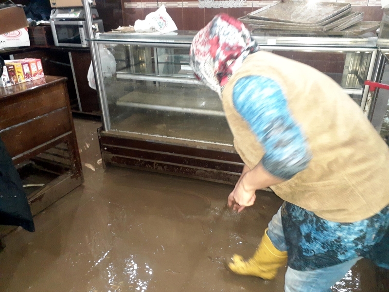 <p><span >İzmir'de etkili olan ve birçok ilçede sel ve su baskınlarına neden olan sağanak nedeniyle Afet ve Acil Durum Yönetimi Başkanlığı (AFAD) ve Kızılay ekipleri kurtarma, tahliye, yardım ve destek çalışmaları sürdürüyor.</span><br></p>