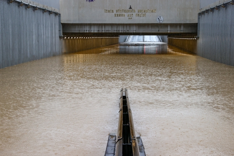 <p>İzmir'den sel görüntüleri</p>