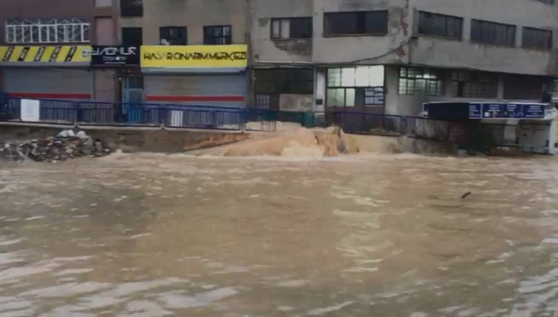<p>İzmir'de bugün kuvvetli yağışın gece yarısı saatlerine kadar etkili olacağı değerlendiriliyor.</p>