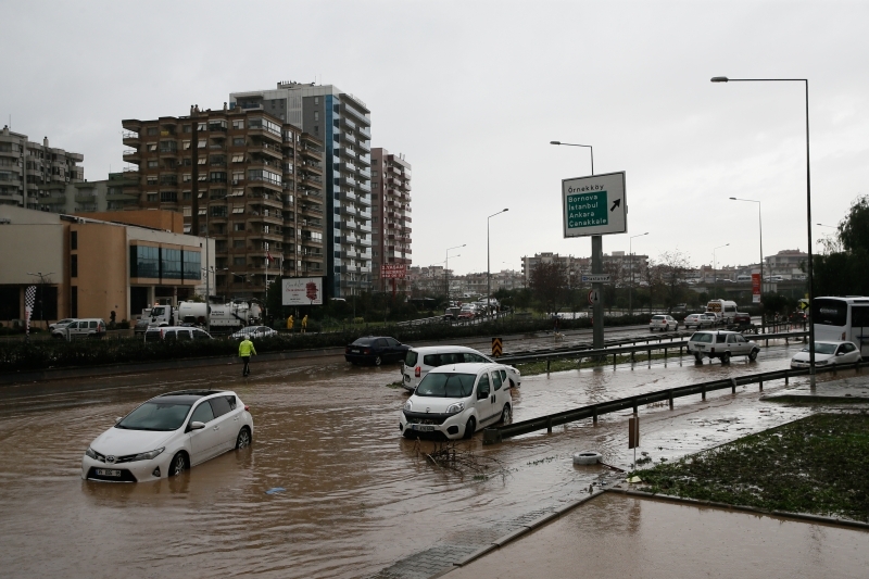 <p>İzmir'den sel görüntüleri</p>