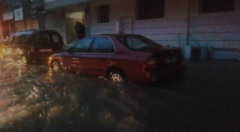 <p>Su baskınına maruz kalan iş yerleri ve evlerin tahliyesi için çalışmaların sürdüğünü aktaran yetkililer, tahliyelerin ardından yardım malzemeleri dağıtılacağı bilgisini verdi.</p>