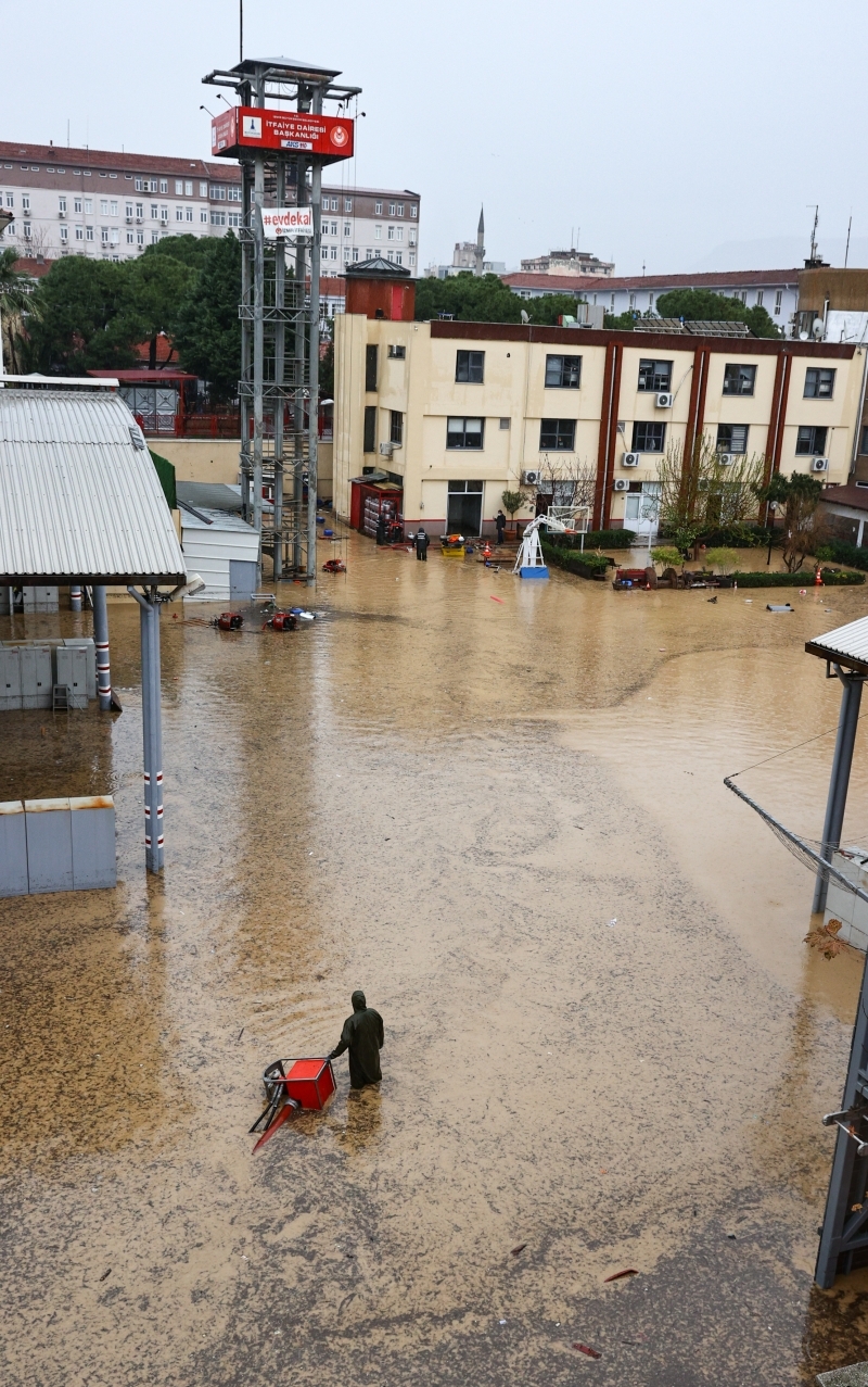 izmir sular altinda iste izmir den sel