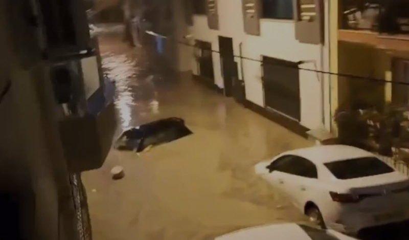 <p>Türk Kızılay yetkilileri de yaptıkları açıklamada, şiddetli yağış sonrası İzmir Valiliği, AFAD, İzmir Büyükşehir Belediyesi ve itfaiye müdürlükleri ile eş güdüm halinde çalıştıklarını bildirdi.</p>