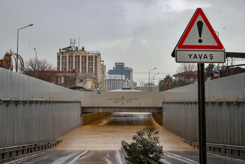 <p>İhbar gelen bölgelere derhal ekip yönlendirdikleri kaydeden Muhci, Karabağlar başta olmak üzere birçok ilçeden sel ve su baskınına ilişkin ihbar aldıklarını ifade etti.</p>