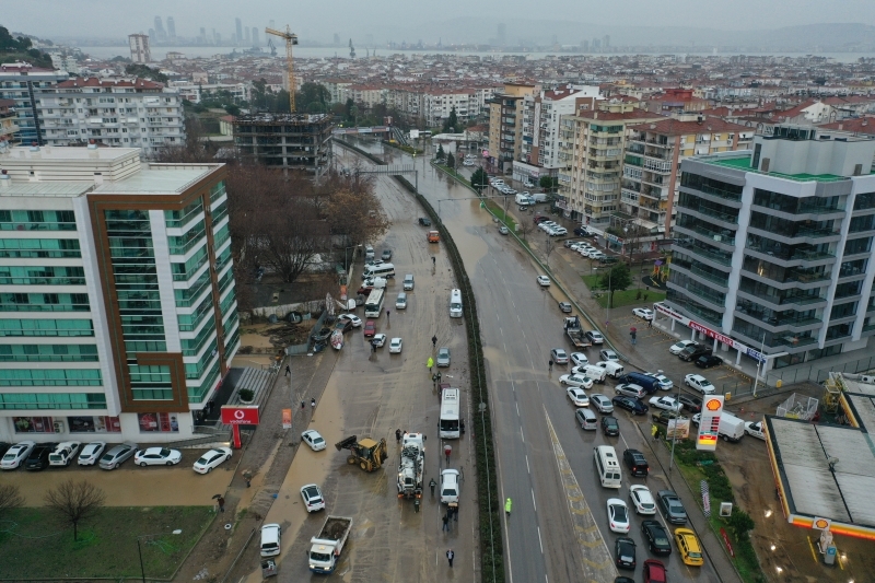 <p>Muhci, İzmir'deki çok sayıda noktada afet ve acil durum faaliyetlerini sürdürdüklerini, şu ana kadar kentte sel ve su baskını nedeniyle ölü ya da yaralı olduğuna dair bilgi almadıklarını kaydetti.</p>