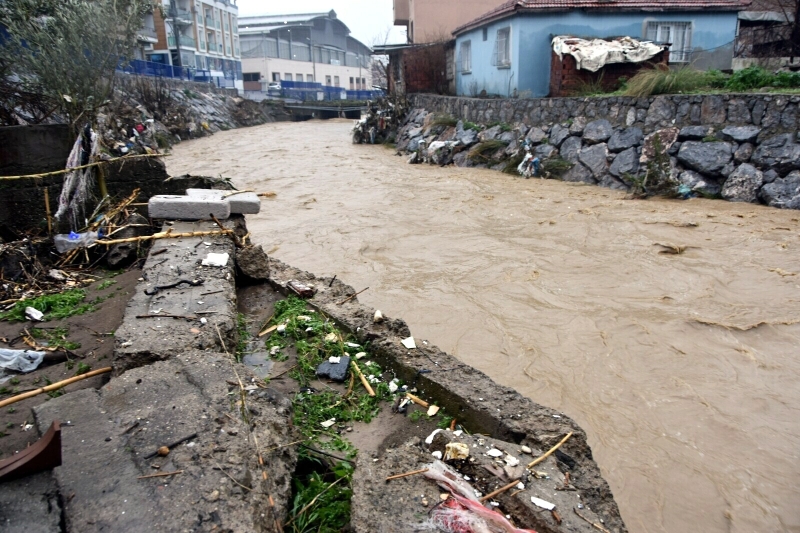 <p>İzmir'den sel görüntüleri</p>