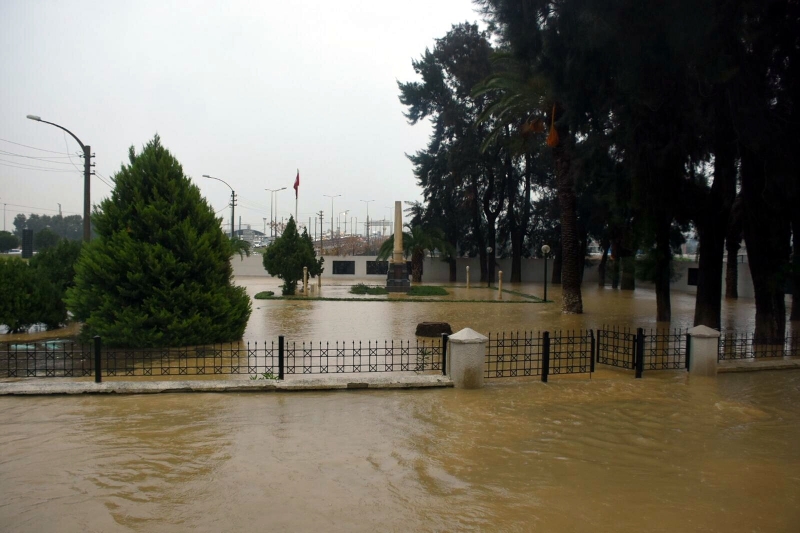 <p>İzmir'den sel görüntüleri</p>