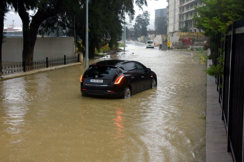 <p>İzmir'den sel görüntüleri</p>