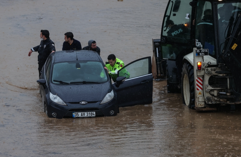 <p>İzmir'den sel görüntüleri<br></p>